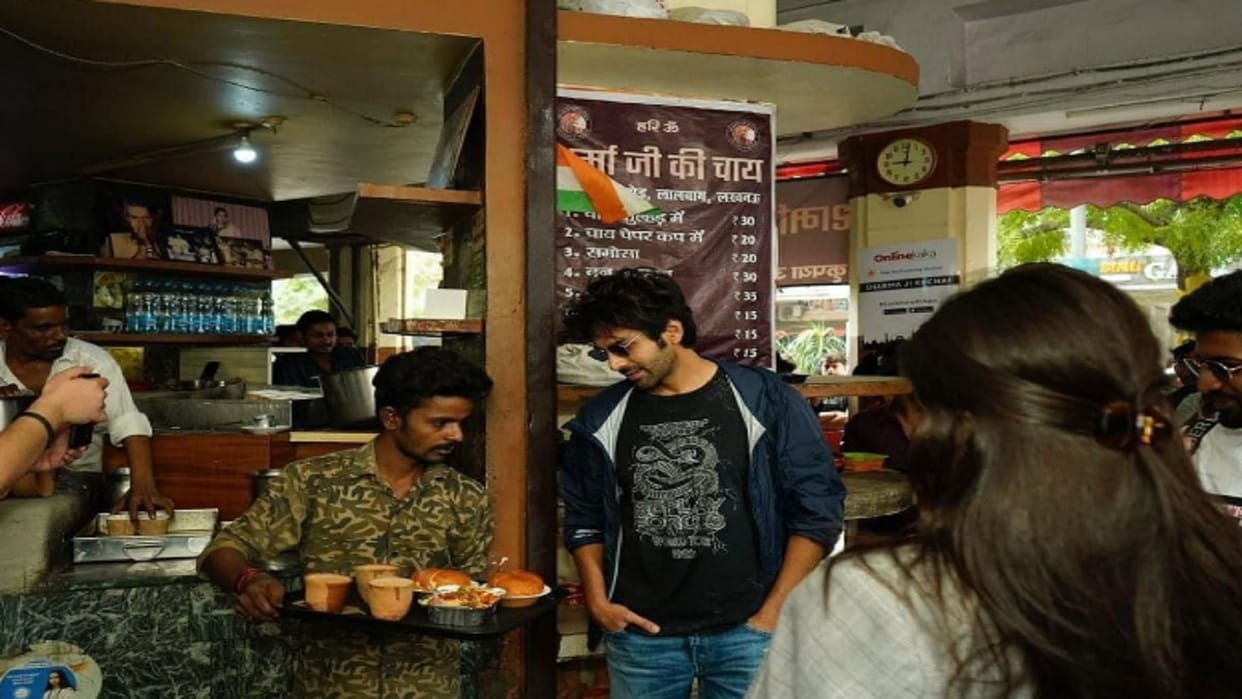 Lucknow: Oh! This is Karthik Aryan, come on, bring a selfie, had come to take a sip of tea in a normal getup