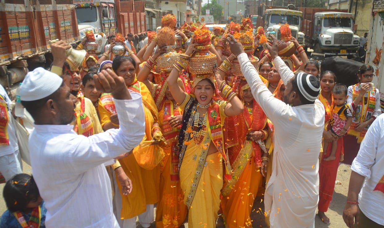 Muslims showered flowers on Kalash Yatra