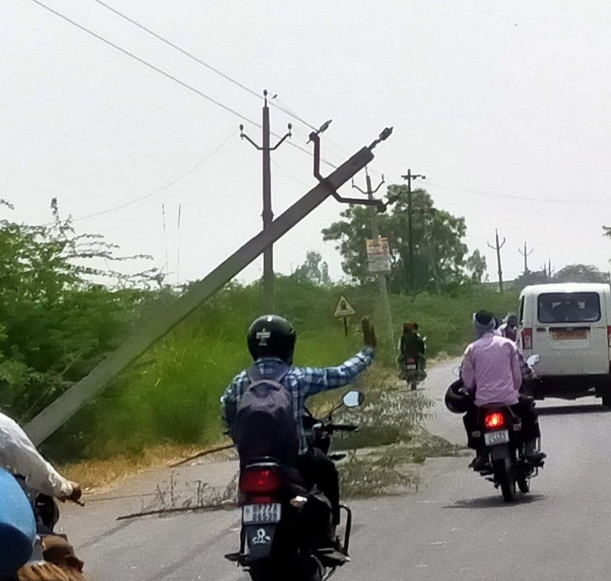 Kanpur Dehat : Due to thunderstorm and drizzle, more than one thousand villages did not get electricity overnight