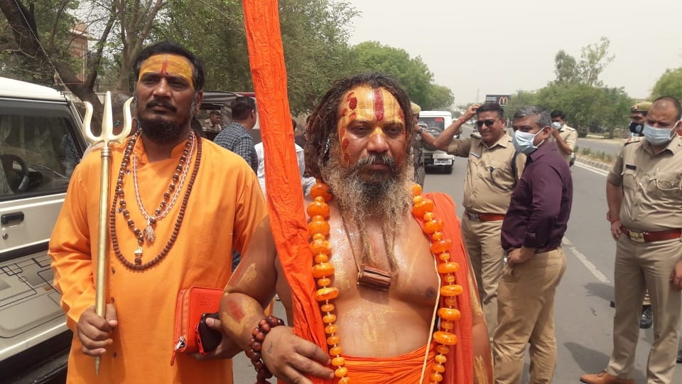 Jagadguru Paramhans Acharya stopped before going to Taj Mahal in agra Allegations placed under house arrest in Keetham