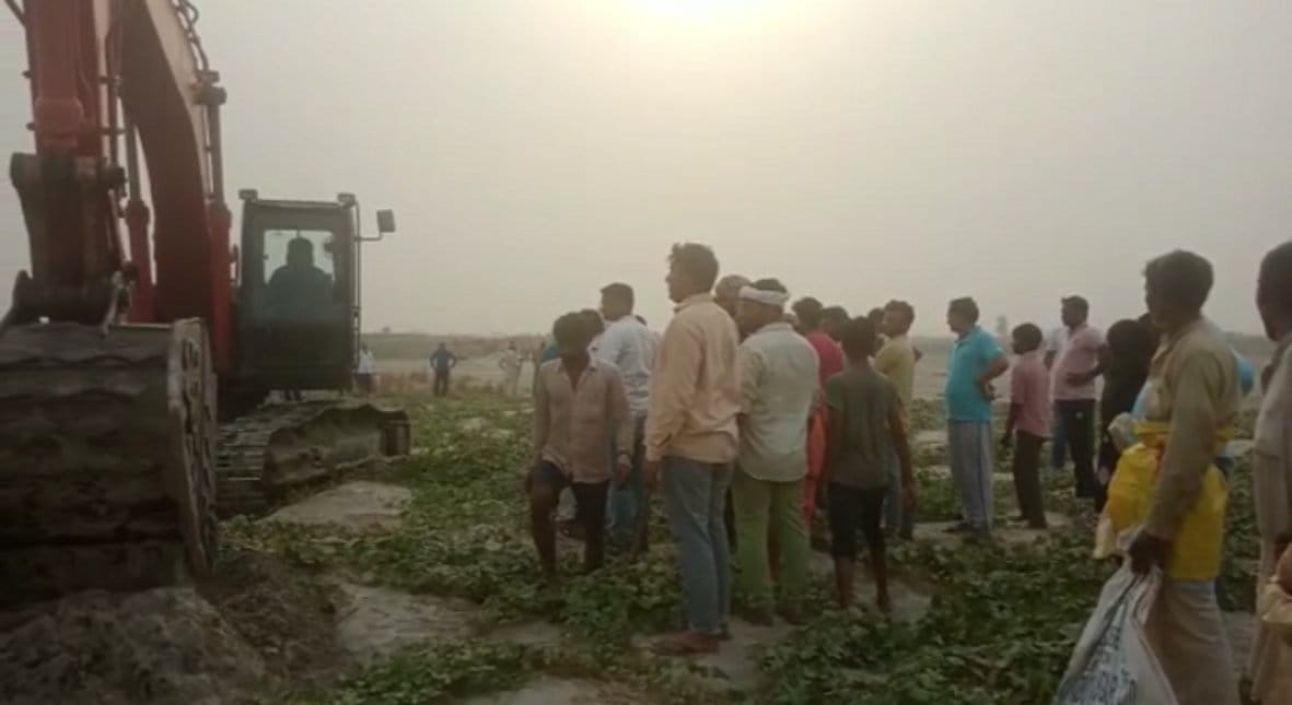 Tehsildar got the pillars installed by destroying the crops of the farmers