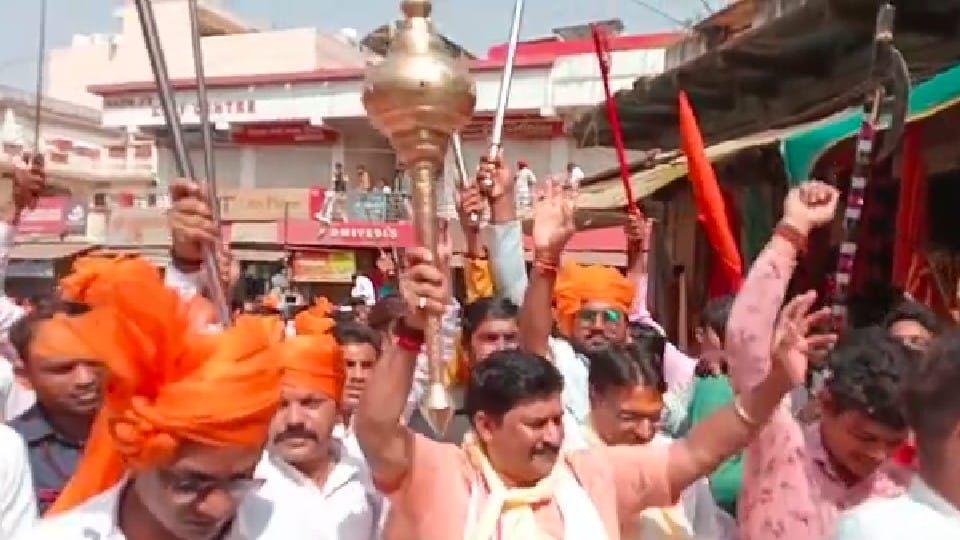 Shivpuri: MP KP Yadav dancing with an ax on Parshuram Jayanti, video is going viral
