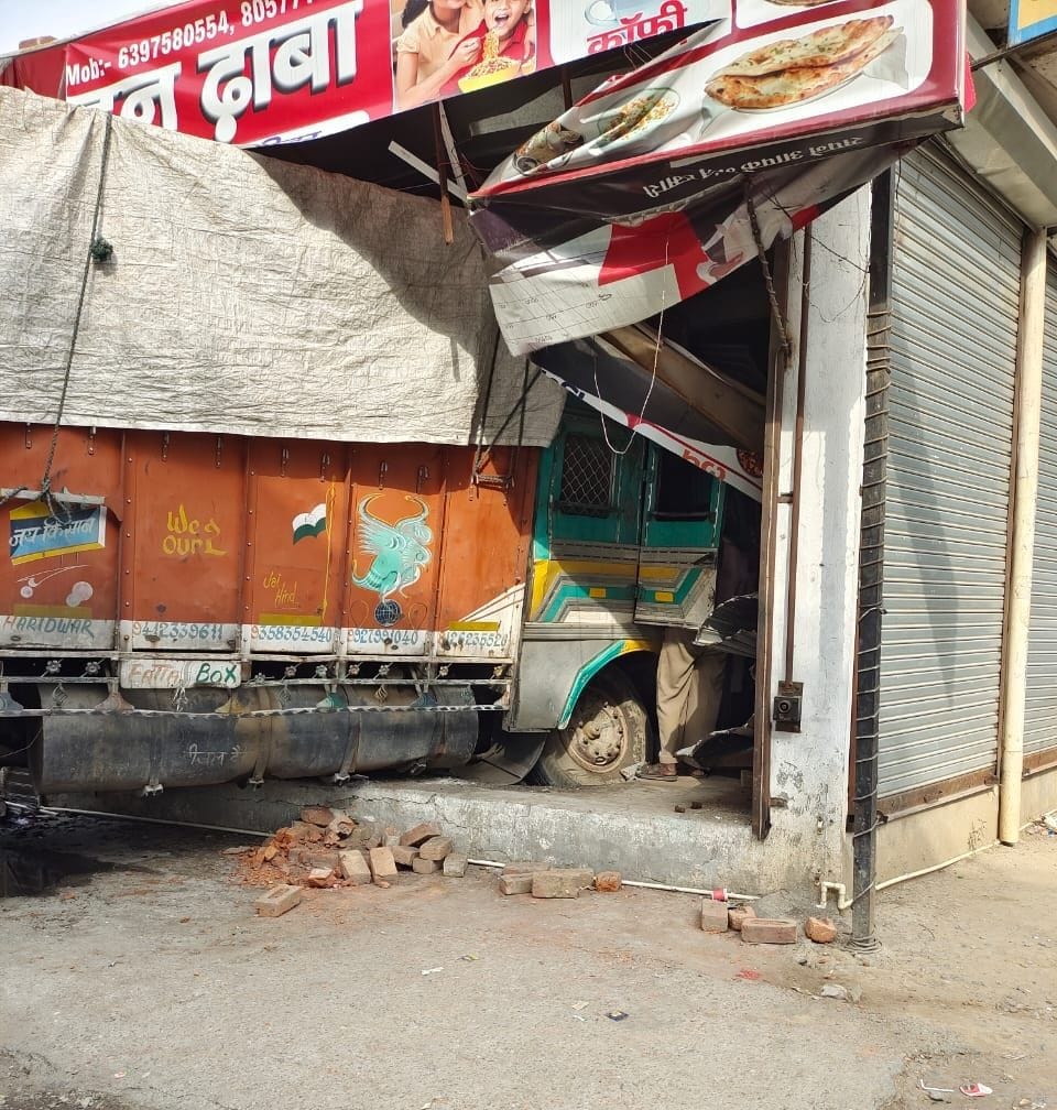 Speeding truck entered the shop, accident survived