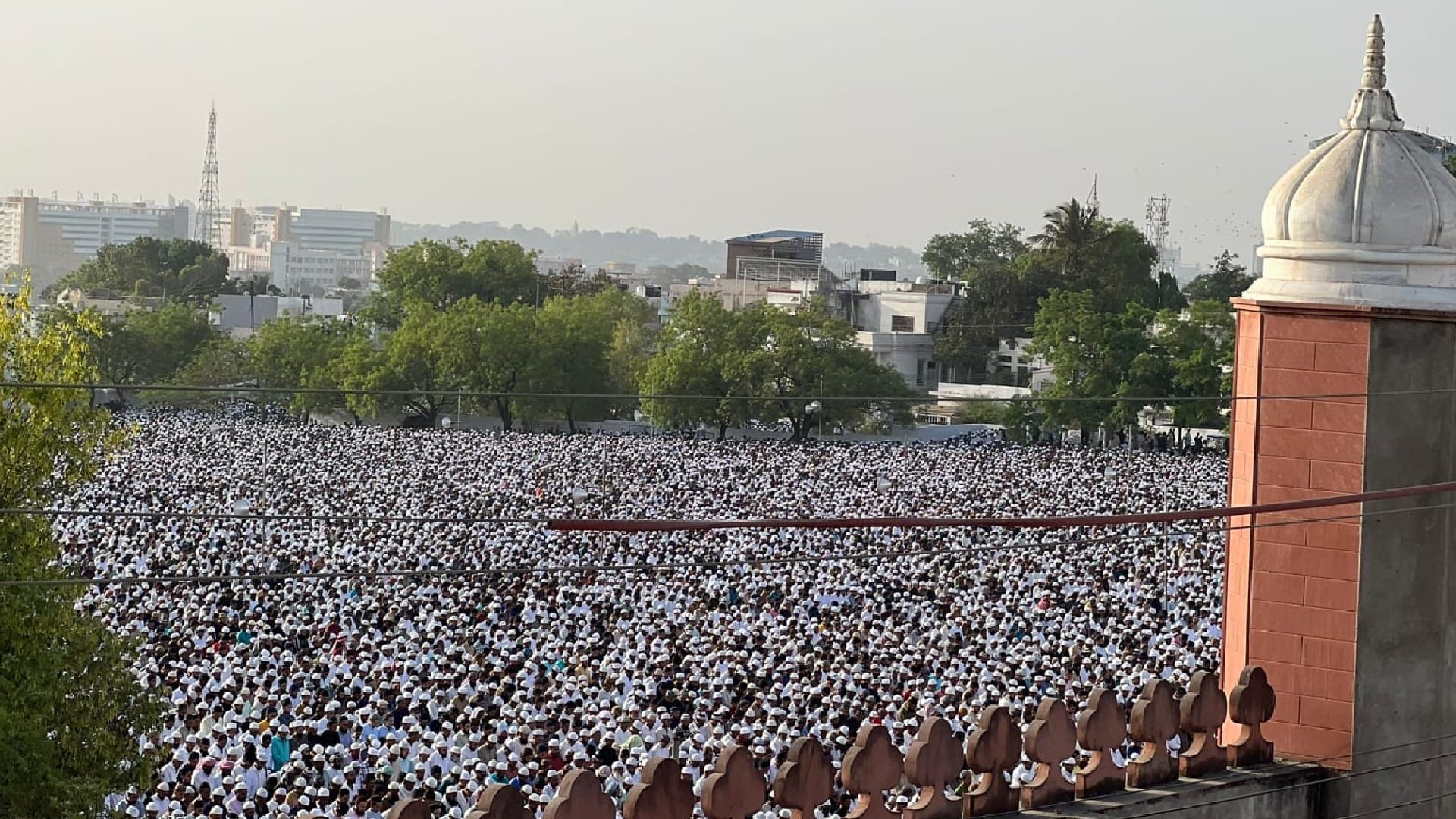 Eid-ul-Fitr 2022: Celebration celebrated peacefully in MP, praying for peace, hugging and congratulating