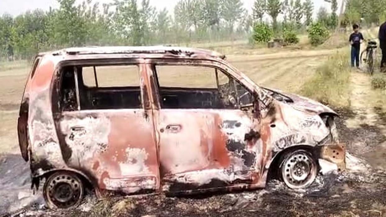 Major accident averted: Car burnt due to fire in dry sugarcane leaves, family narrowly saved