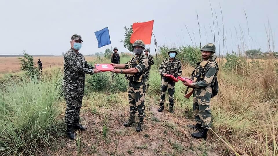 eid 2022 bsf and pak rangers distributed sweets on indo pak border in jammu