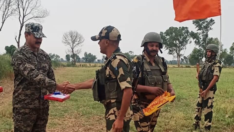 eid 2022 bsf and pak rangers distributed sweets on indo pak border in jammu