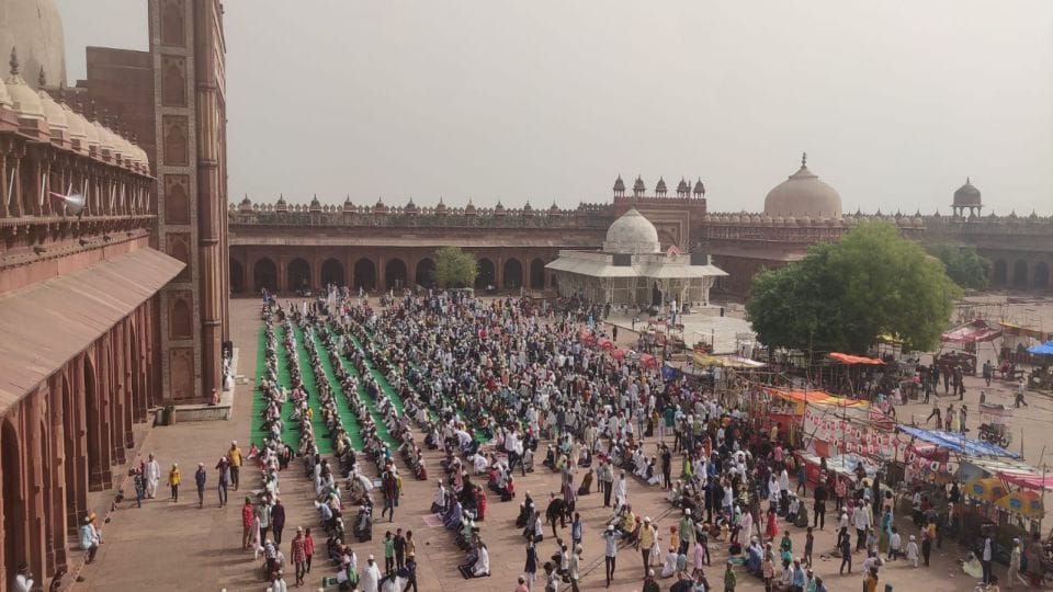 eid ul fitr muslims offer Eid Namaj at Taj Mahal and shahi idgah masjid mathura