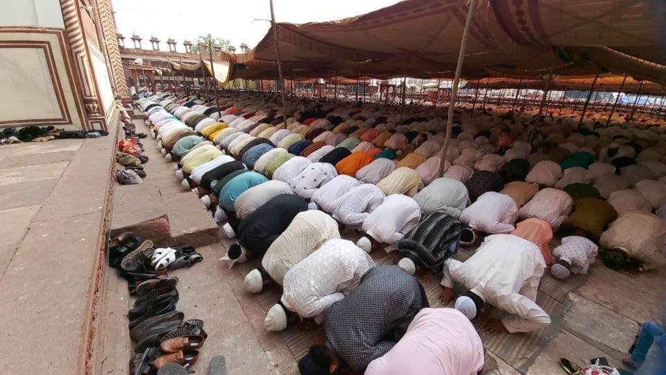 eid ul fitr muslims offer Eid Namaj at Taj Mahal and shahi idgah masjid mathura