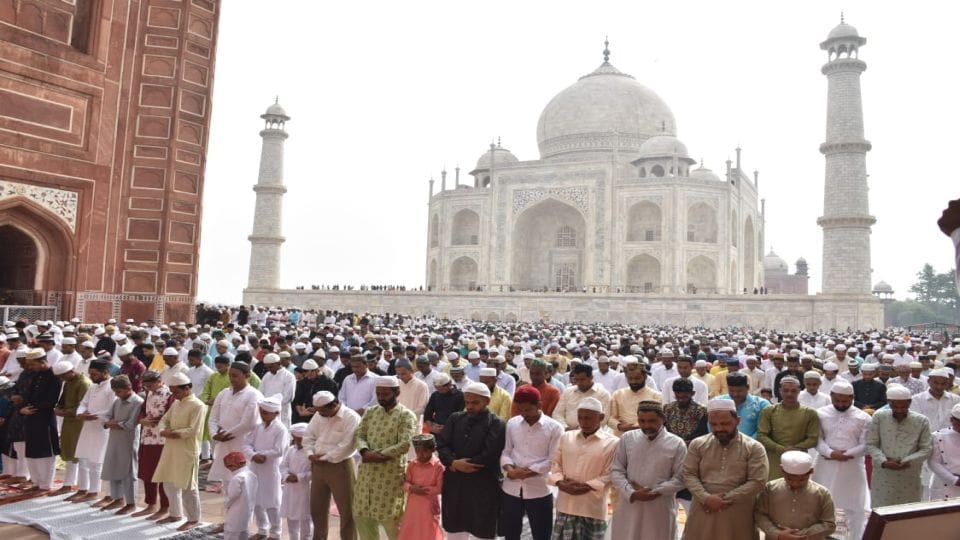 eid ul fitr muslims offer Eid Namaj at Taj Mahal and shahi idgah masjid mathura