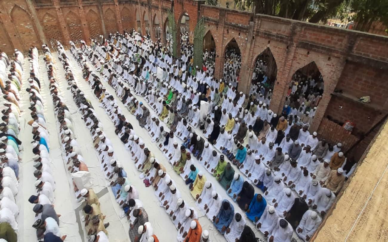 Eid Al Fitr 2022 varanasi purvanchal masjid Namaz offered in different mosques masjid  pray for peace see photos