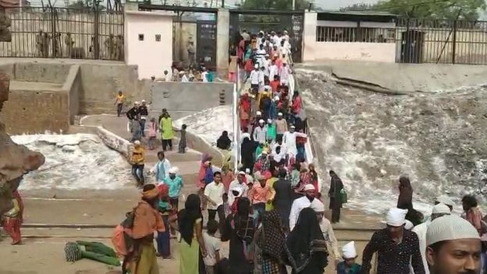 eid ul fitr muslims offer Eid Namaj at Taj Mahal and shahi idgah masjid mathura