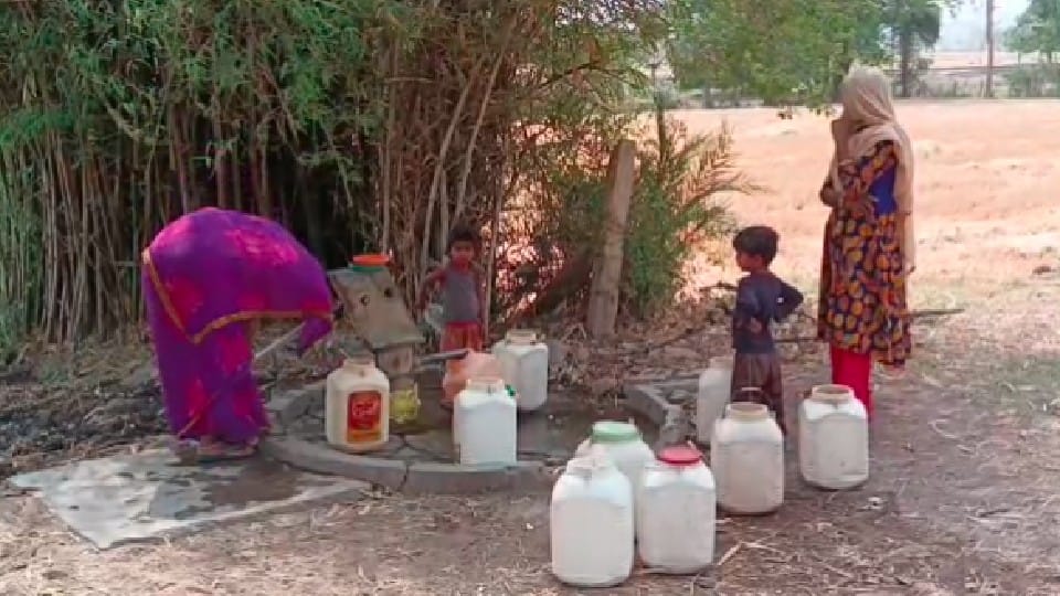 Water crisis deepens in Raisen: People wandering for water in 100 villages of Silwani