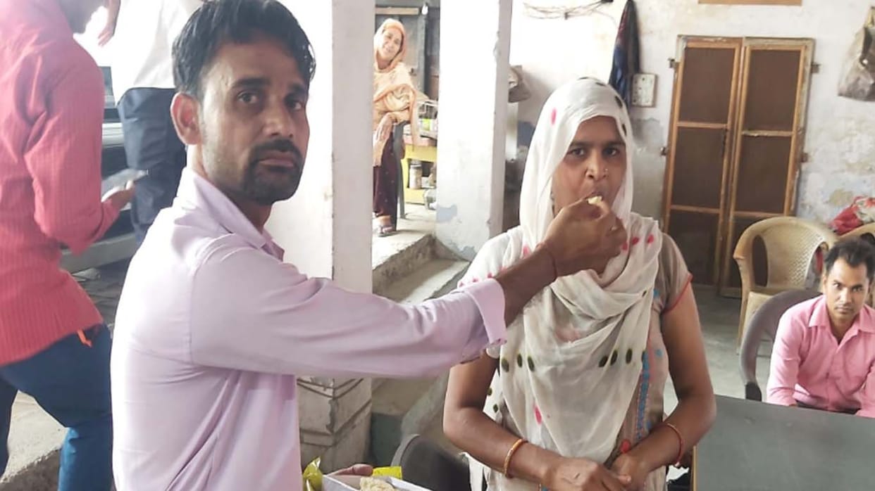 Khaki saved two families from breaking up: husband wife had sweets in the police outpost in Mawana Meerut