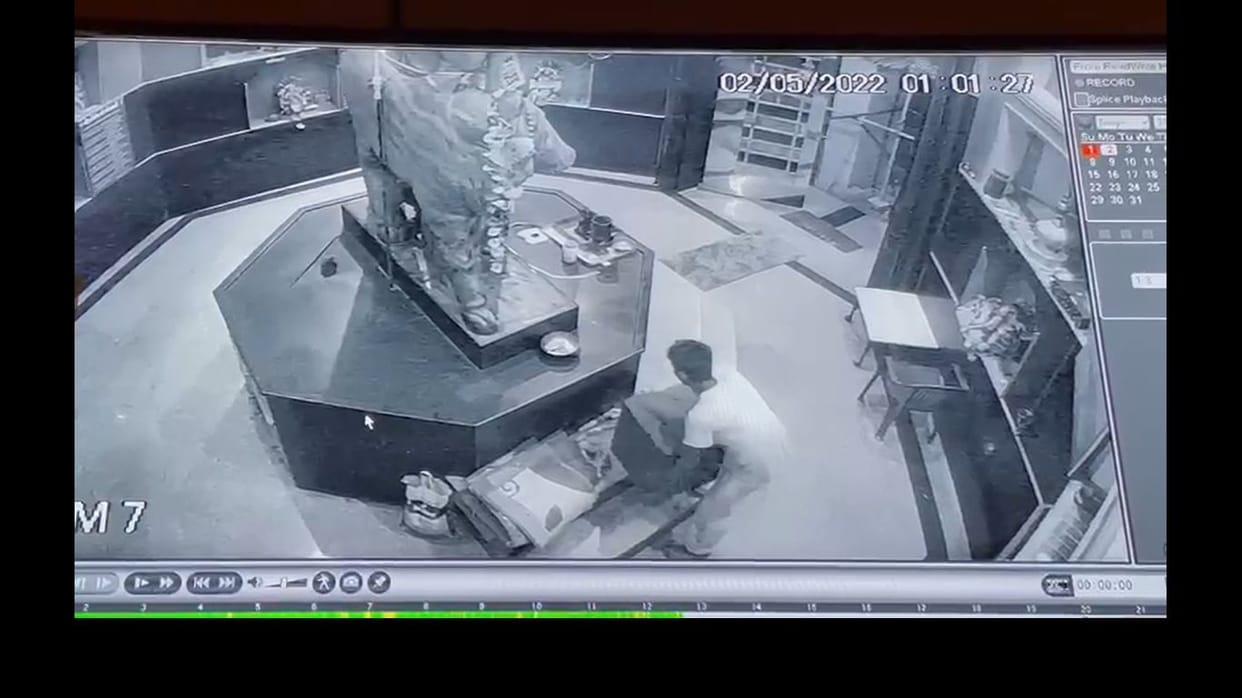 Entering Shani temple, the young man took away the donation box, captured in the CCTV camera