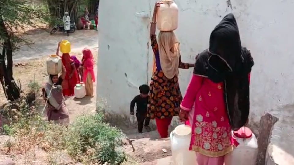 Water crisis deepens in Raisen: People wandering for water in 100 villages of Silwani