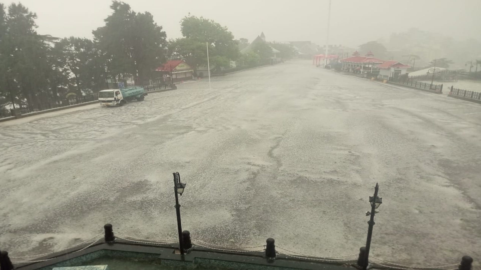 himachal weather update: heavy rainfall in Himachal's Chamba, half a dozen roads including NH interrupted, the roof of the house was blown away by the storm