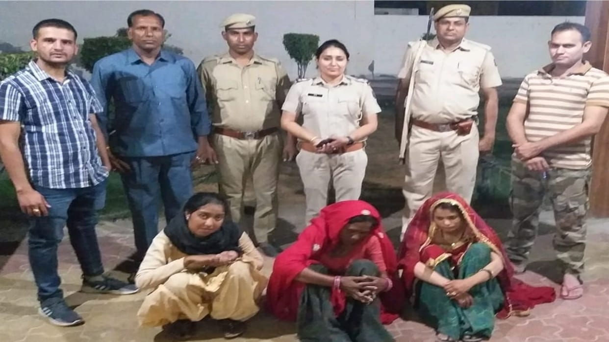 Honey trap in Sikar  three ladies arrested taking one lakh rupees