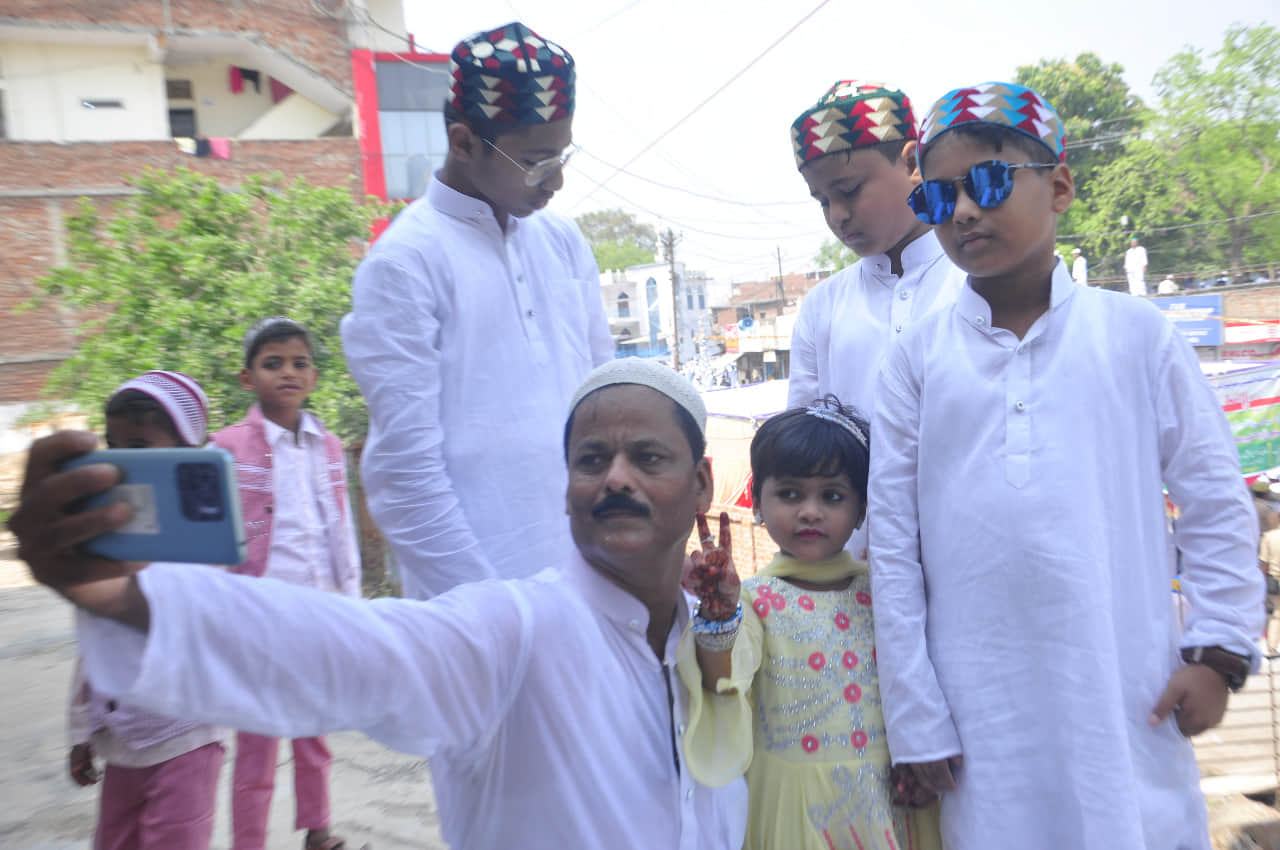Eid Al Fitr 2022 varanasi purvanchal masjid Namaz offered in different mosques masjid  pray for peace see photos
