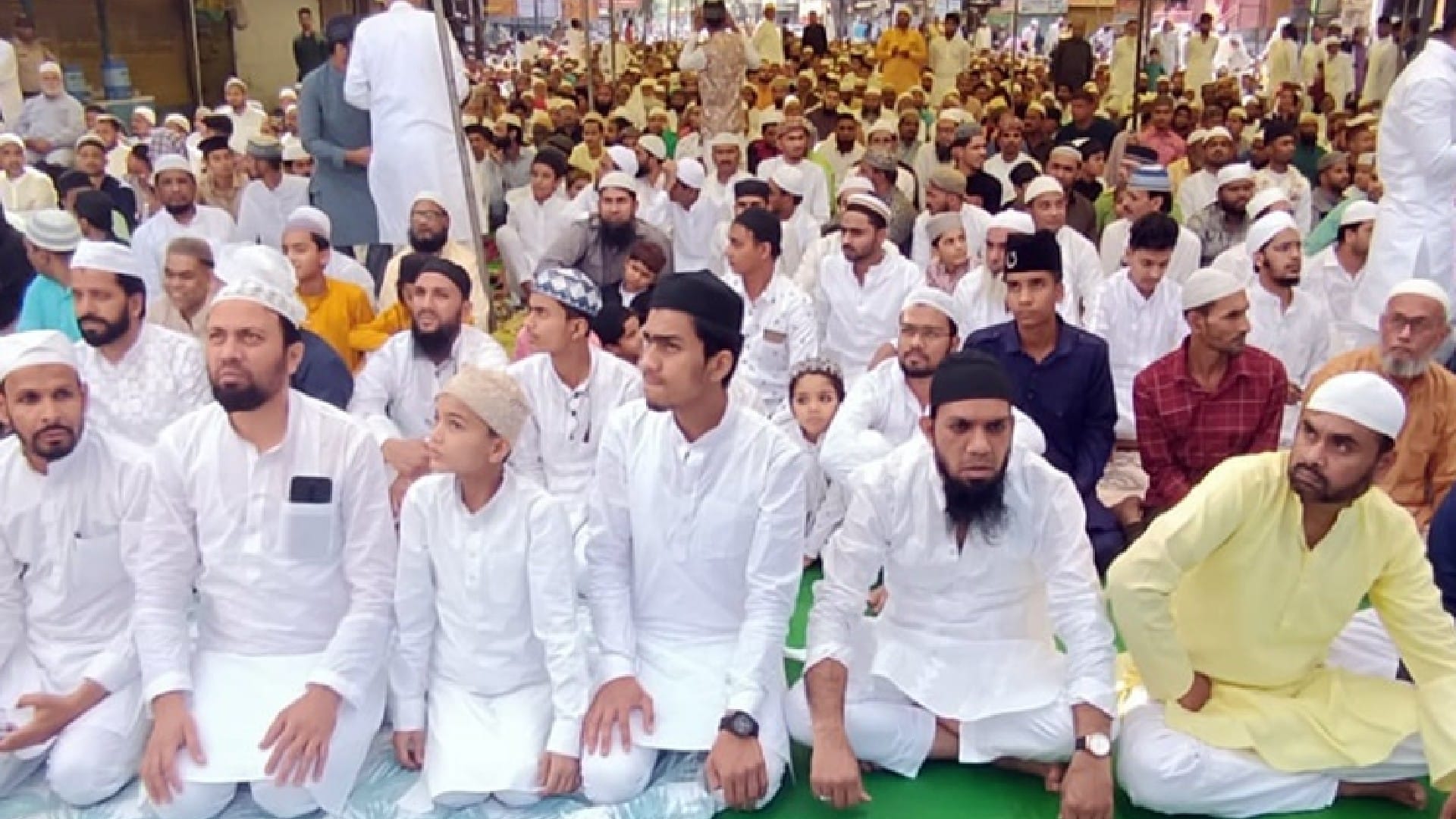 Eid-ul-Fitr 2022: Celebration celebrated peacefully in MP, praying for peace, hugging and congratulating