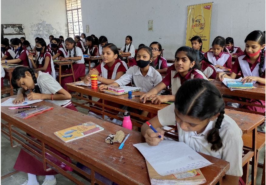 jadu kalam ka competition girls wrote story of Kashi in essay two different age groups participated