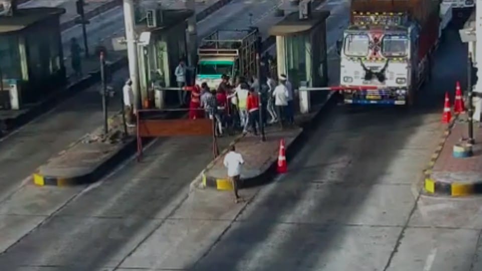 Guna: Barati clashed with Jogipur toll plaza toll workers, carried sharp weapons, six people injured, two attackers caught