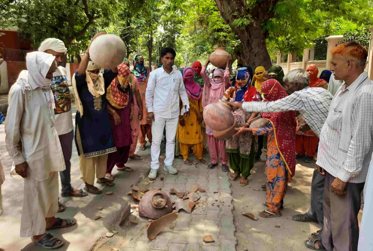 Electricity-water crisis: Villagers boil at the district headquarters, lock the power house