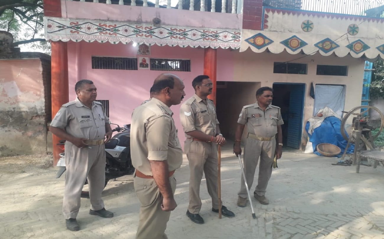 Firing in jaunpur stunned History sheeter fire on  family who came from Mumbai death of old man and two serious