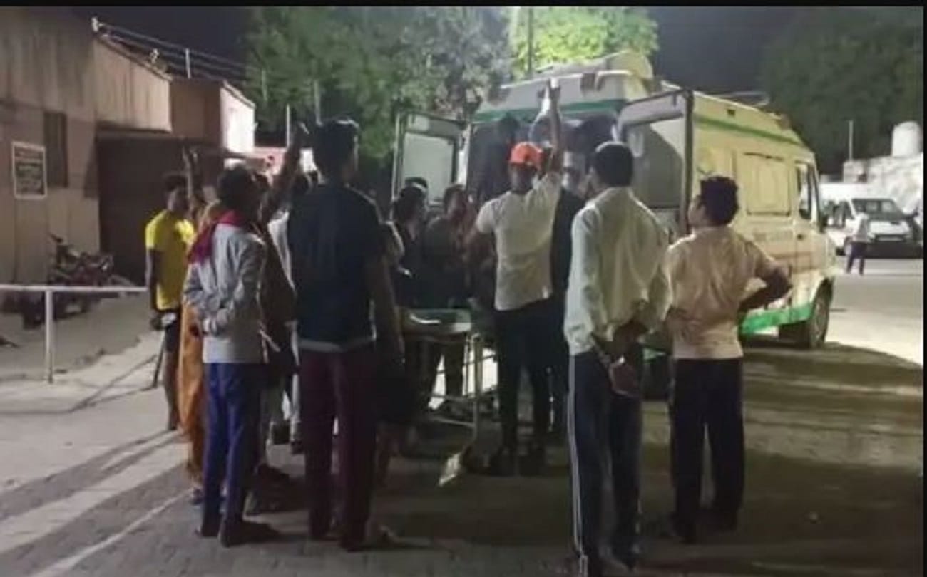 Firing in jaunpur stunned History sheeter fire on  family who came from Mumbai death of old man and two serious