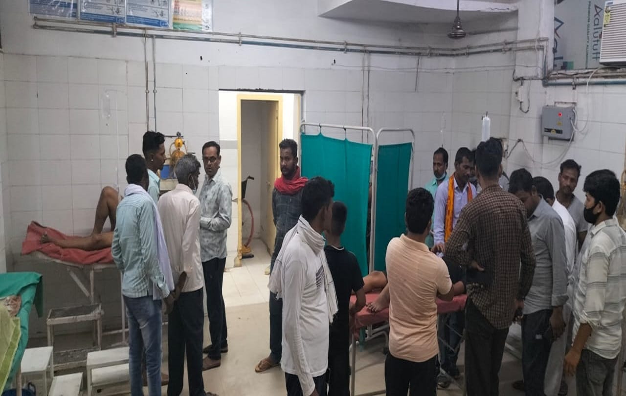 Firing in jaunpur stunned History sheeter fire on  family who came from Mumbai death of old man and two serious