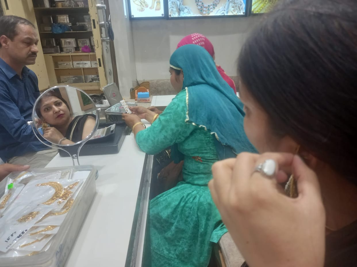 Market buzzing on Akshaya Tritiya and Eid, turnover of three and a half crores