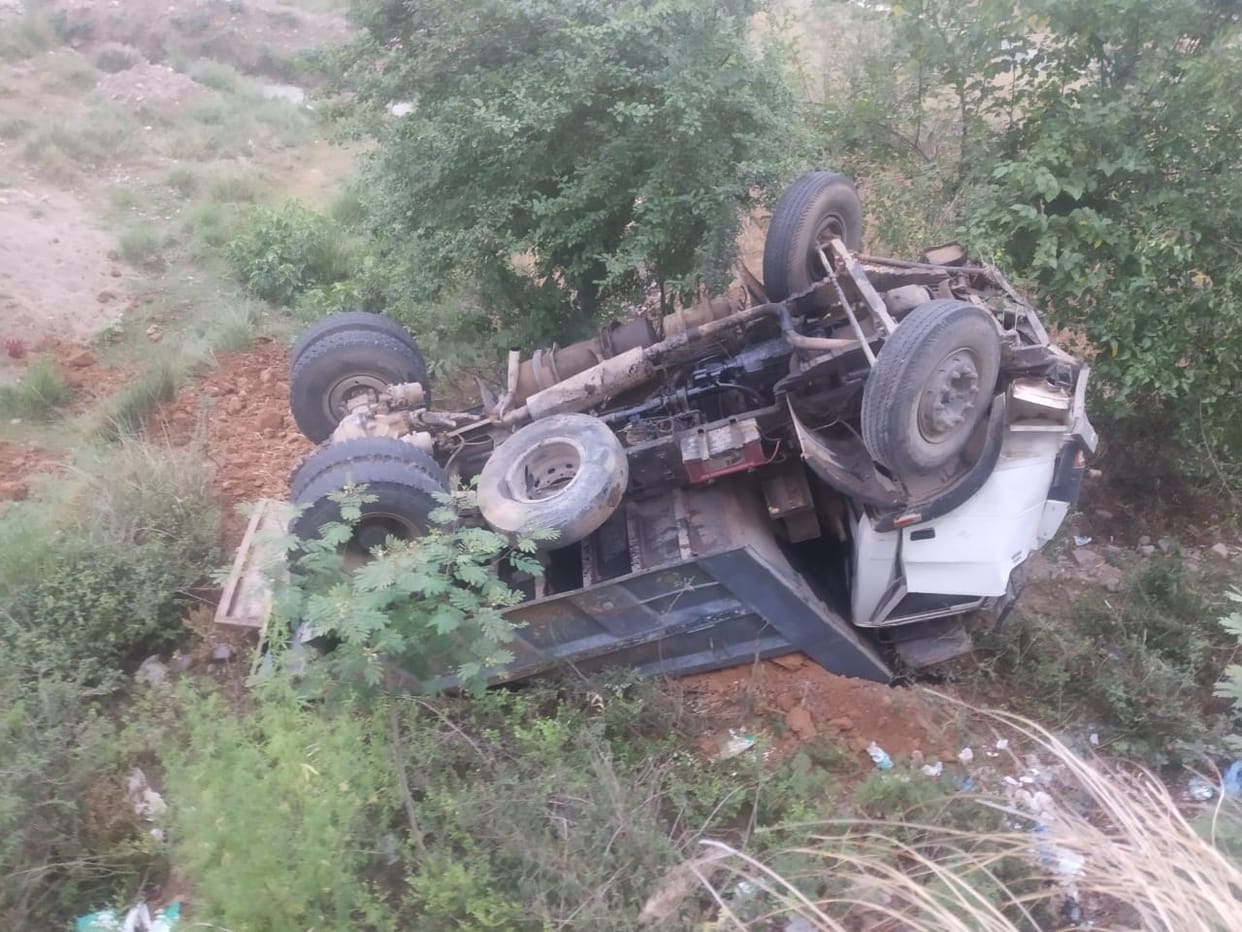 Tipper overturned in Maira, driver-cleaner injured