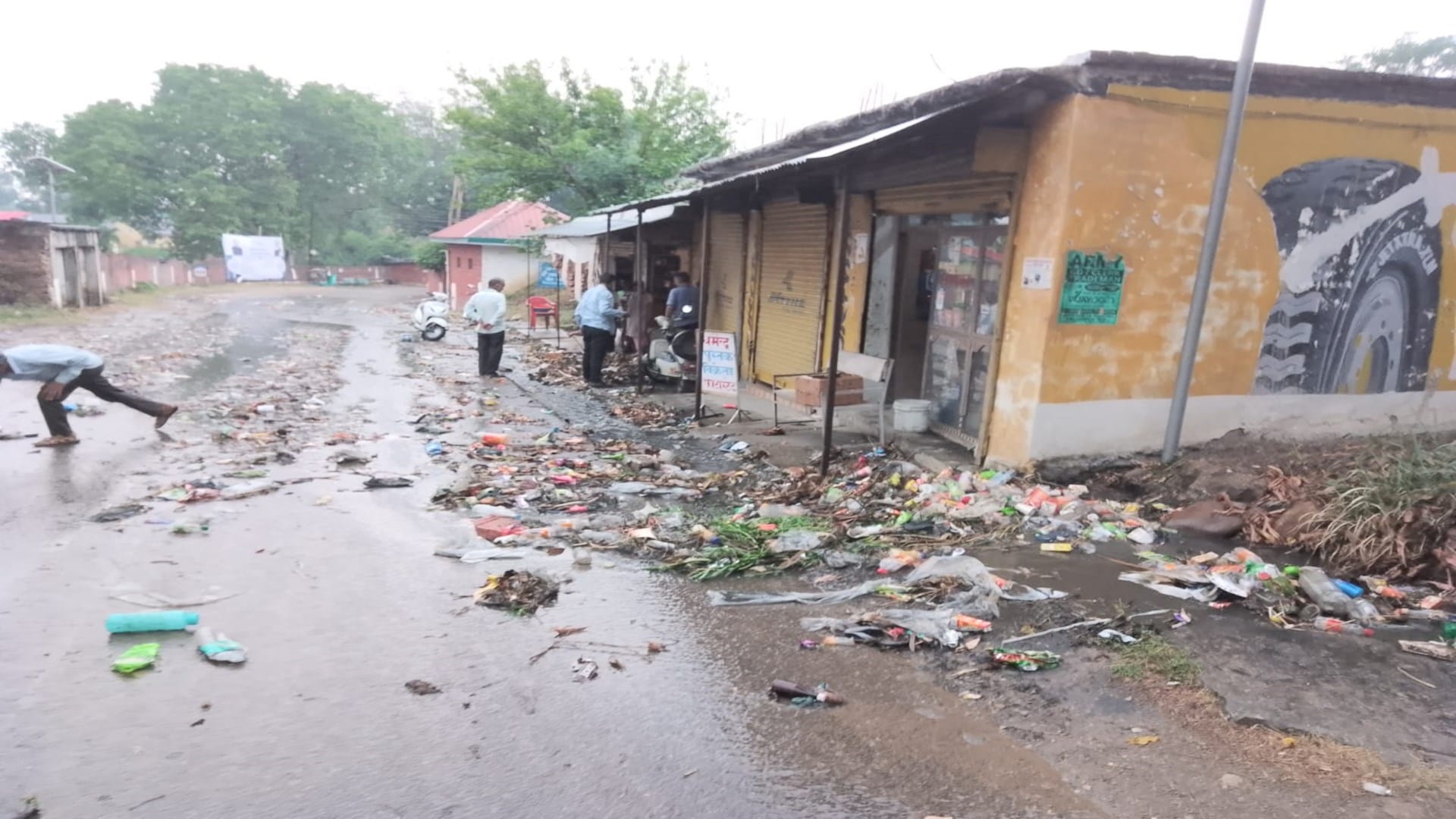 himachal weather update: heavy rainfall in Himachal's Chamba, half a dozen roads including NH interrupted, the roof of the house was blown away by the storm