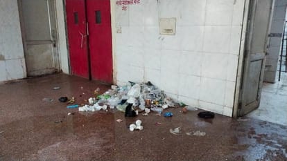 ON THE 11TH DAY, THE STRIKE CONTINUED IN SAIFAI MEDICAL COLLEGE, THE DEMANDS OF THE CLEANING WORKERS WERE ACCEPTED