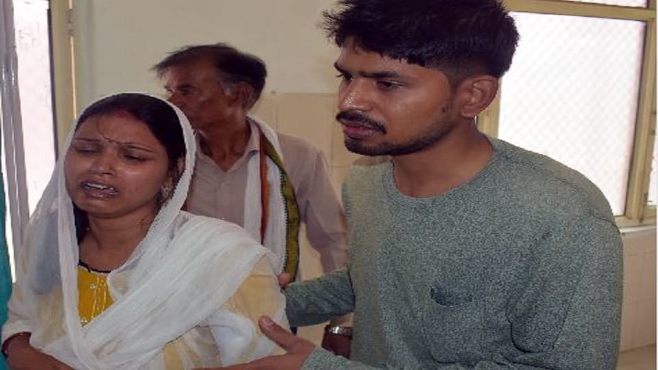 Road accident in kasganj Five people of the same family died two more died during treatment total ten death