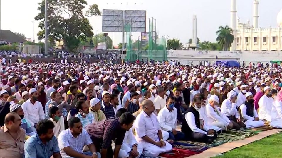 Eid Ul Fitr 2022 Photos Latest Updates Today Jama Masjid, Lucknow Eid