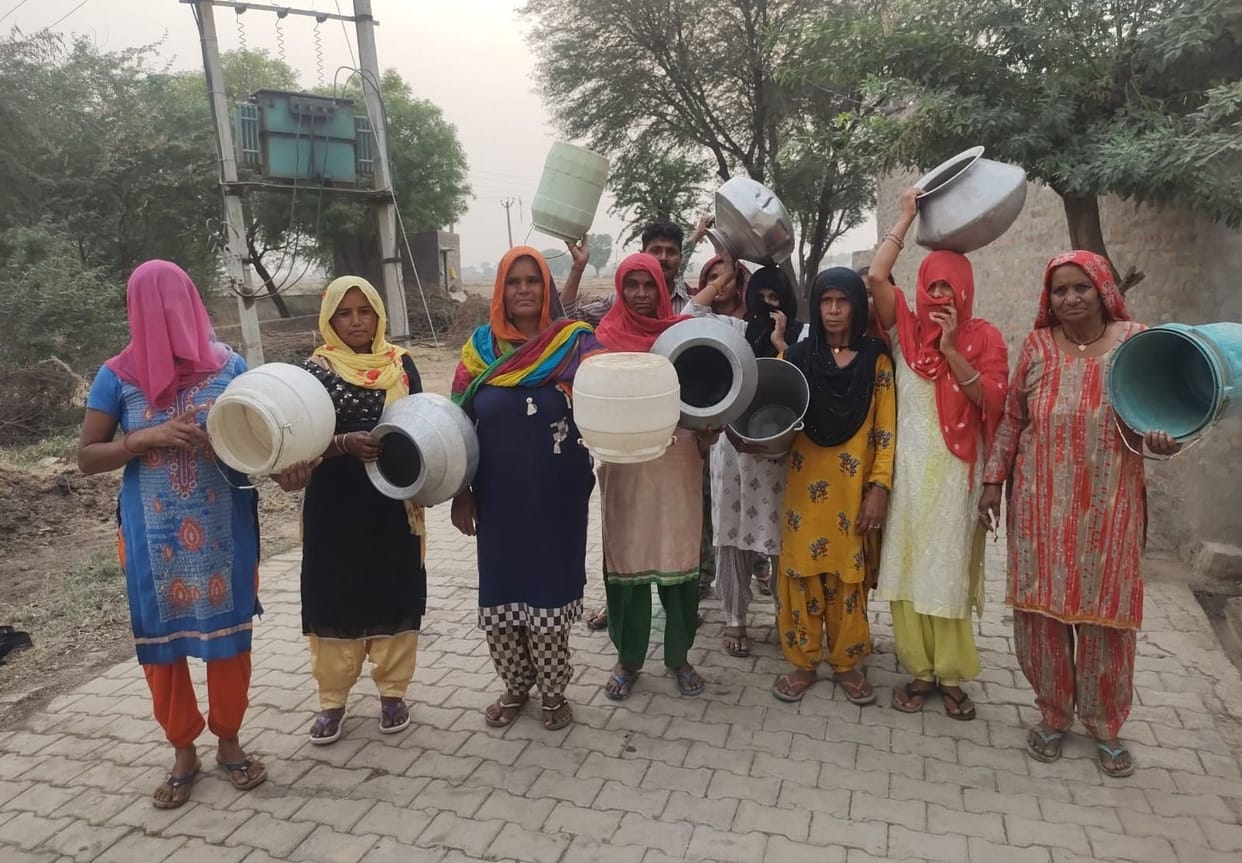 Women took to the road with empty pots in Udeshipur