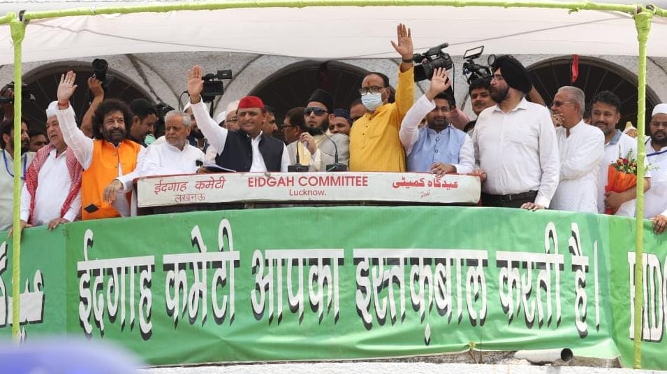 Lucknow: Deputy Chief Minister Brajesh Pathak and Dinesh Sharma were seen with Akhilesh Yadav on Eid.
