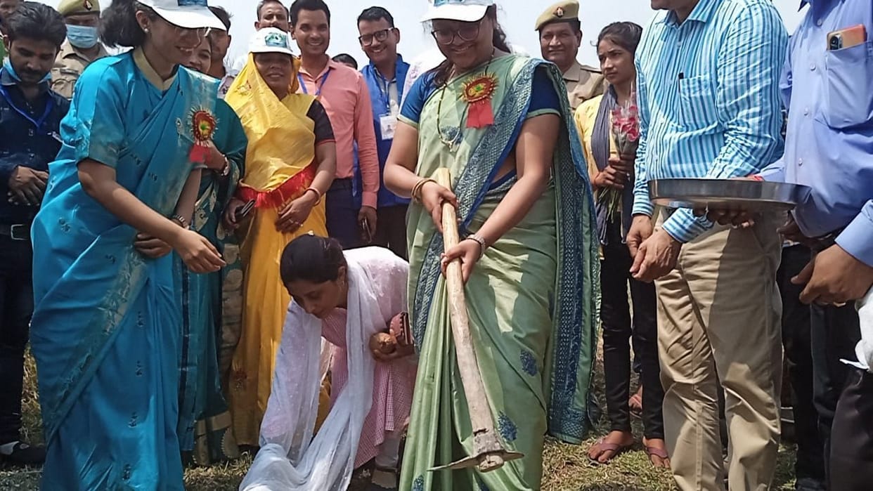 Kanpur dehat : DM launched Jalshakti Mahabhiyan in Mohana village, did Shramdaan in making Amrit Sarovar