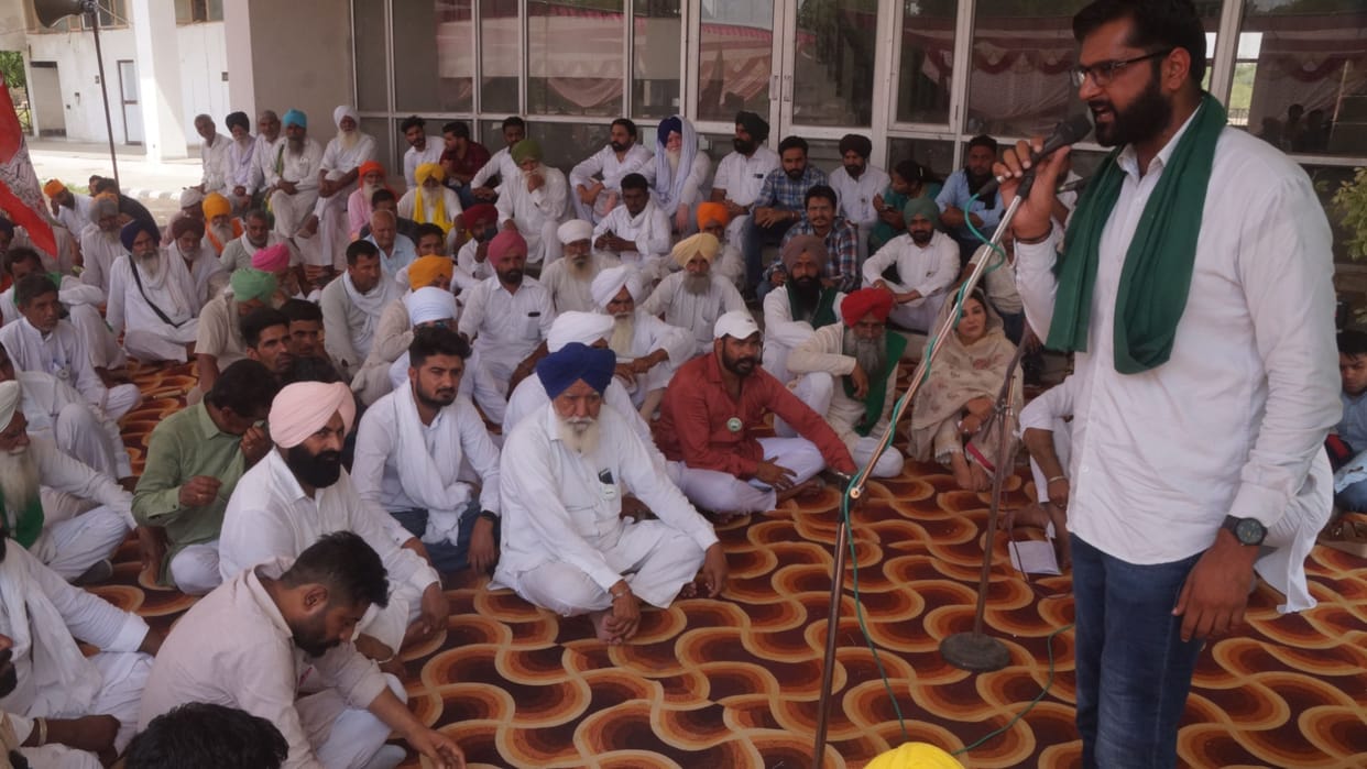 Farmers raised the demand of return the cases in the Mahapanchayat held in Sirsa