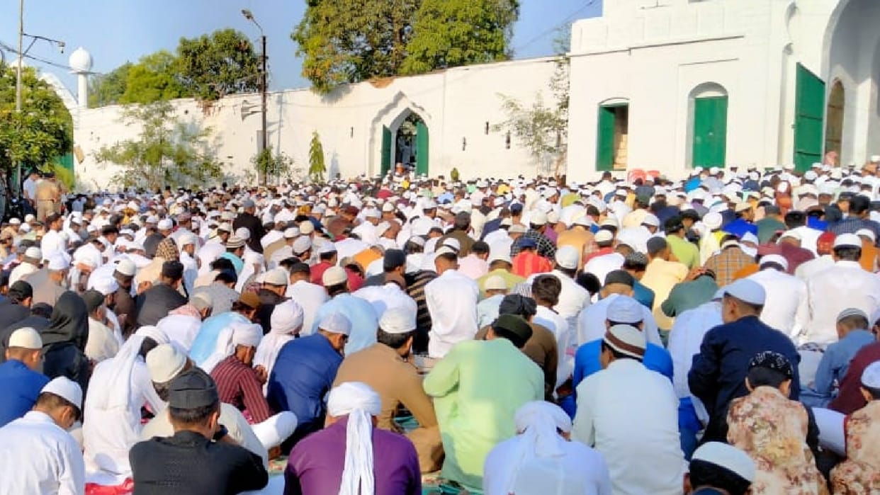 Eid-ul-Fitr 2022: Celebration celebrated peacefully in MP, praying for peace, hugging and congratulating