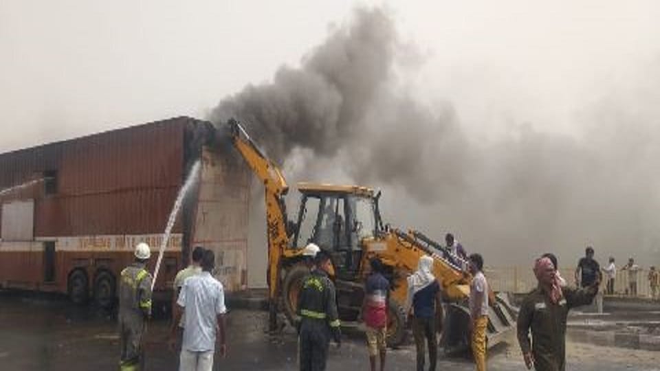 Cars worth lakhs of rupees burnt due to tire burst of trailer in mathura