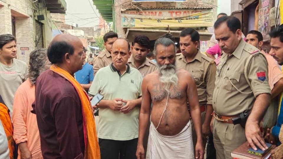 Devotee performing Dandvati parikrama died due to ill health in radhakund mathura 