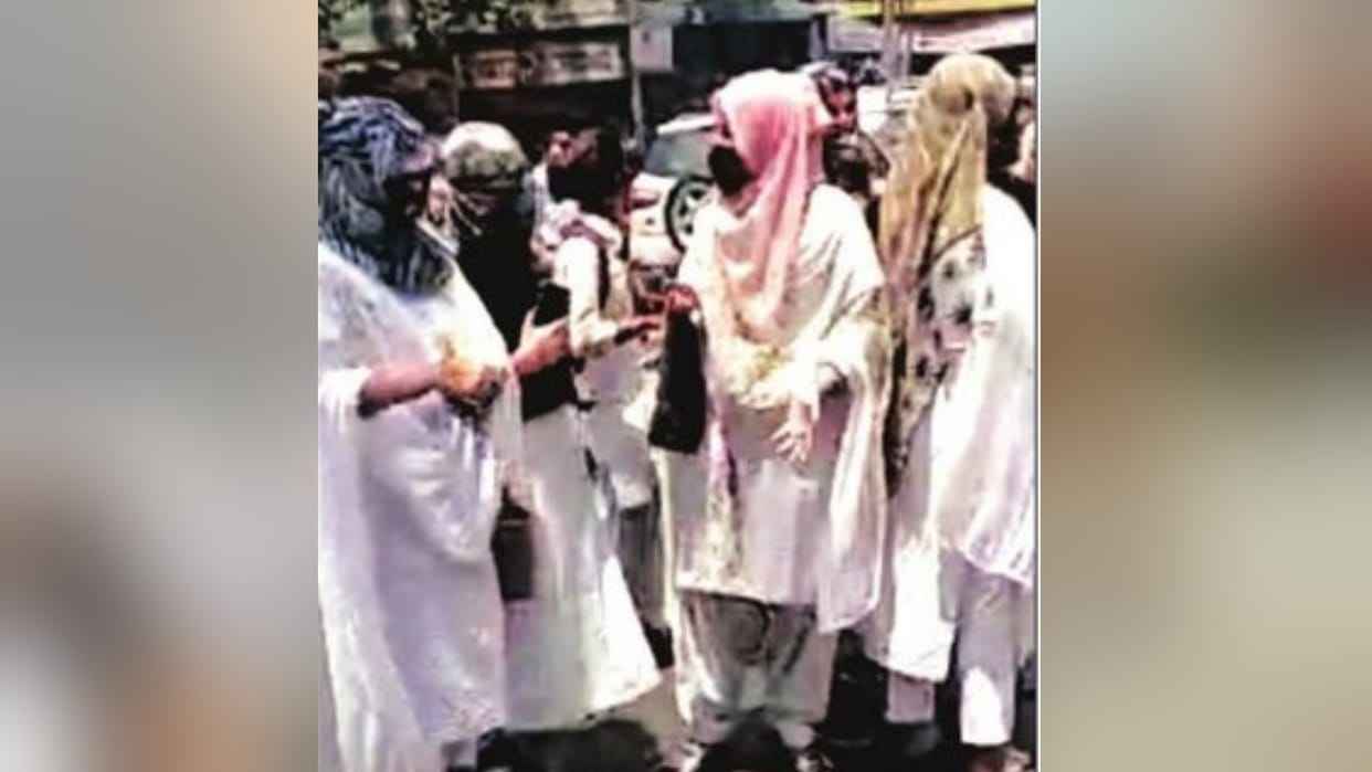 Ghaziabad modinagar girl students protest for not getting tablet some link this matter with hijab know what is the matter