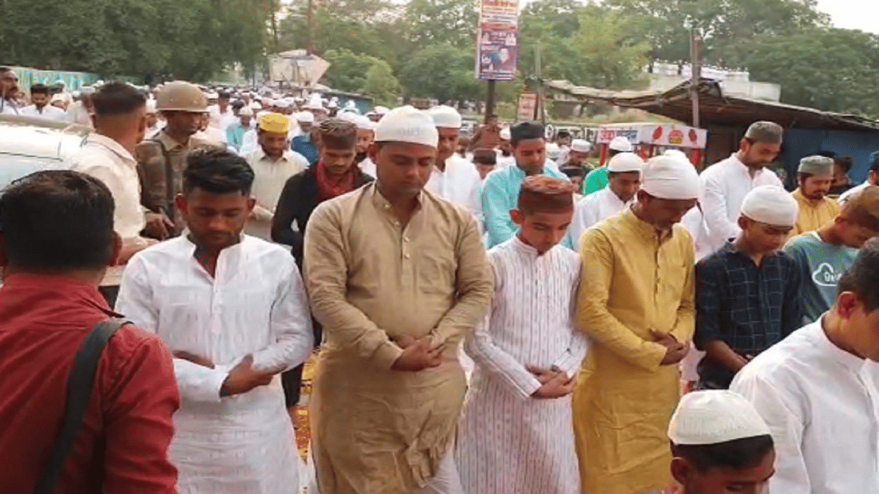 Aligarh Appeal in front of the crowd ineffective Eid prayers read on the road