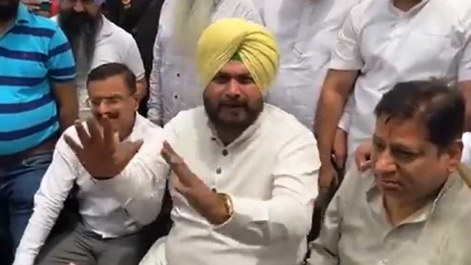 Navjot Singh Sidhu targets Arvind Kejriwal in Amritsar