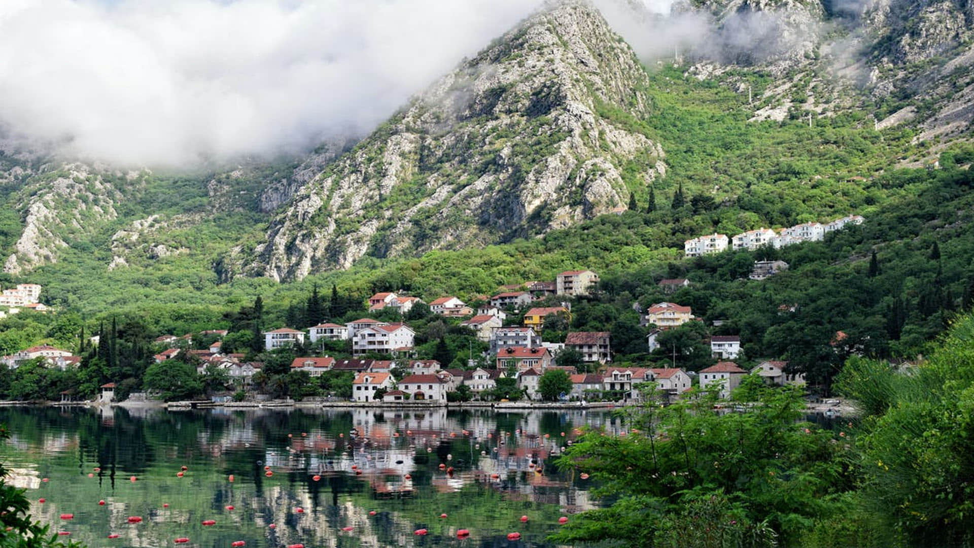 Unique Village Where People Live without Clothes Know Reasons Behind it in Hindi