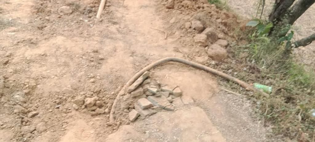 Road to the village removed at midnight, people of other villages reached the police station