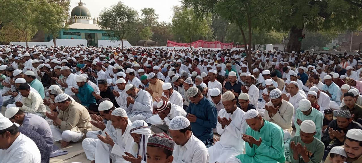 Prayed thanks to Allah with Eid prayers