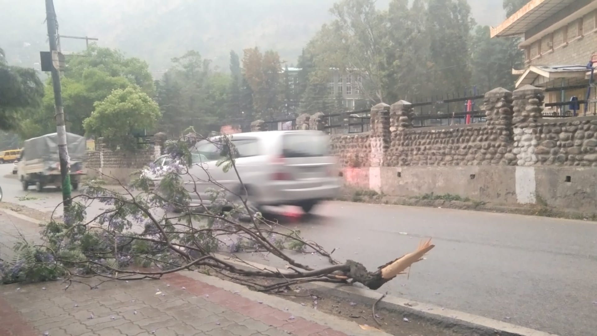 himachal weather update: heavy rainfall in Himachal's Chamba, half a dozen roads including NH interrupted, the roof of the house was blown away by the storm